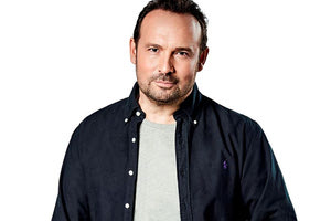 Από τις σπουδές στα οικονομικά βρέθηκα μέσα σε λίγους μήνες να τραγουδώ με τη Βίκυ Μοσχολιού