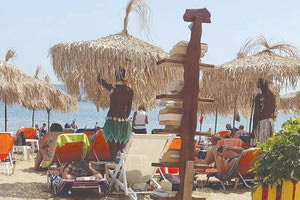 Αλλά το συγκεκριμένο beach bar το οποίο είναι στα Χανιά και έχει… μαύρους ως ομοιώματα για να «κρατούν» τις ομπρέλες δεν υποκρύπτει μόνο ρατσισμό, αλλά κάτι χειρότερο. Έλλειψη καλαισθησίας και κακοκουστιά ως εκεί που δεν πάει άλλο.
