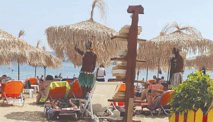 Αλλά το συγκεκριμένο beach bar το οποίο είναι στα Χανιά και έχει… μαύρους ως ομοιώματα για να «κρατούν» τις ομπρέλες δεν υποκρύπτει μόνο ρατσισμό, αλλά κάτι χειρότερο. Έλλειψη καλαισθησίας και κακοκουστιά ως εκεί που δεν πάει άλλο.