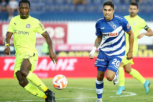 Απογοήτευσε ο Γιοχού όπως και όλος ο ΟΦΗ στην πρεμιέρα. Στη φωτό ο Γάλλος αμυντικός με τον κορυφαίο του Ατρομήτου Κλωναρίδη