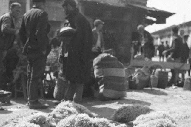 ΦΩΤΟΗΜΕΡΑΣ:Παζάρι προβάτων εν μέσω Κατοχής στο Ηράκλειο το 1943. Φωτογραφία του Γερμανού Carl Schvoder.