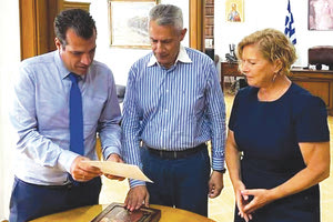 «Με πίστη και ευσυνειδησία» ορκίστηκε χθες ο Νεκτάριος Παπαβασιλείου, νέος διοικητής της 7ης ΥΠΕ Κρήτης. Η ορκωμοσία του έγινε ενώπιον του υπουργού Υγείας, κ. Θάνου Πλεύρη, και της υφυπουργού, κ. Μίνας Γκάγκα.