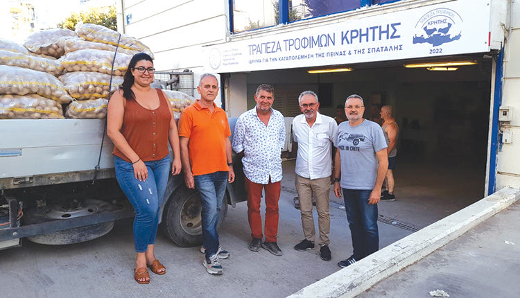 Ο “Σύνδεσμος Μελών Γυναικείων Σωματείων Ηρακλείου και ν. Ηρακλείου” ευχαριστεί θερμά τον πρόεδρο της Λέσχης Lions MINOAS Heraklion L. Ανδρέα Χατζηδάκη και τα μέλη της λέσχης για την προσφορά 1.000 κιλών, βιολογικής πατάτας στην Τράπεζα Τροφίμων Κρήτης “Ίδρυμα για την καταπολέμηση της πείνας και της σπατάλης” που λειτουργεί ο Σύνδεσμος
