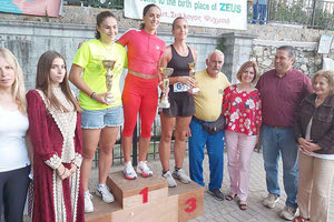 Ο κ. Πιτσούλης με παράγοντες του Λασιθίου στην απονομή των γυναικών