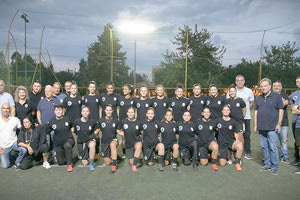 Η ομάδα ποδοσφαίρου γυναικών του ΟΦΗ στη πρώτη της προπόνηση με προπονητές και παράγοντες του συλλόγου