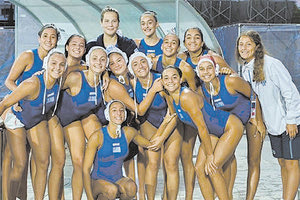 Πανηγυρίζουν τα κορίτσια