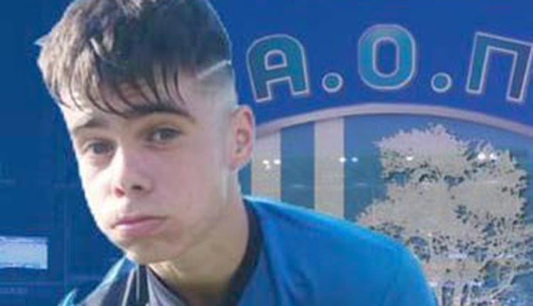 ποδοσφαιριστές του Πόρου Μάρκος Ριζάκης και Νίκενσον Πολ