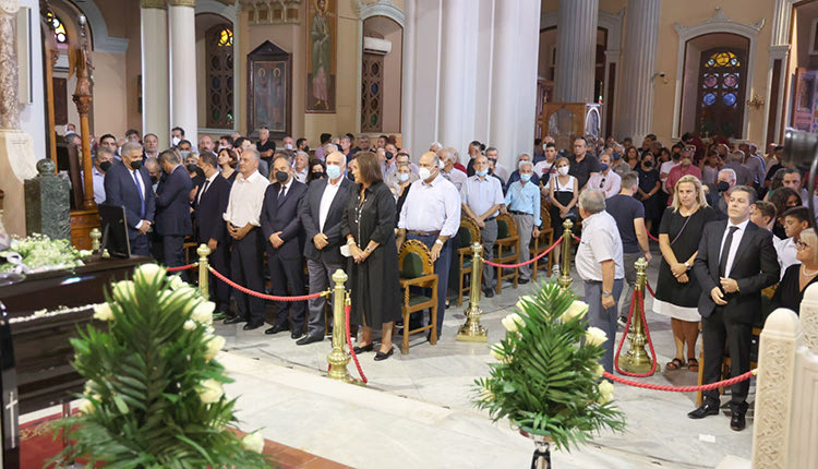 Πλήθος κόσμου και πολιτικών στο ύστατο αντίο στον Δημήτρη Γιαννουλάκη