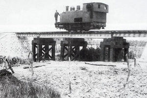 ΦΩΤΟΗΜΕΡΑΣ: Στις 31-3-1923, πάνω στη σιδηροδρομική γέφυρα του χειμαρρου "Γιόφυρου", κοντά στο σημερινό Παγκρήτιο Στάδιο, φωτογραφίζεται η ατμάμαξα "ΜΙΝΩΣ" (η πρωην "JULIA", του Σιδηροδρόμου Κηφισιάς-Λατομείων Διονύσου, της Αγγλικής εταιρείας Grecian Marbles). Η ατμάμαξα αυτή, αγοράστηκε το 1922 από την επίσης αγγλική εταιρεία "McAlpine Works" που ειχε αναλάβει την κατασκευή του τεχνητού λιμένα Ηρακλείου Κρήτης και προπάντων του μεγάλου λιμενοβραχίονα που προεκτάθηκε απο το ενετικό κάστρο του "Κούλε". (πηγη Μάρκος Ναλετάκης)