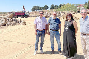 Ο Δήμαρχος κ. Φραγκάκης και οι συνεργάτες του στο χώρο όπου θα ανεγερθεί το κλειστό Καστελλίου