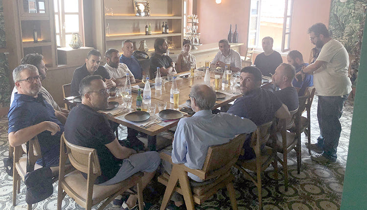 Η χθεσινή συνάντηση του Γιώργου και του Γιάννη Σαμαρά με τους δημοσιογράφους έχει μια ιδιαίτερη αξία καθώς ήταν η πρώτη φορά που οι δυο τους βρέθηκαν μαζί με τους εκπροσώπους του Τύπου.