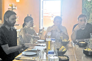 Απο την χθεσινή συνάντηση του Γιώργου και του Γιάννη Σαμαρά με τους διμοσιογράφους