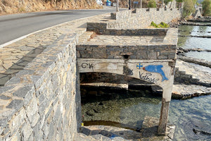 το άκρως επικίνδυνο σκέπαστρο από ευτελές και αποσαθρωμένο σκυρόδεμα, της υφάλμυρης πηγής της «Βλυχάδας»