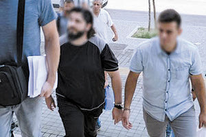 Ελεύθεροι αφέθηκαν ο επικεφαλής της αίρεσης «Εκκλησία των Εθνών» και ο στενός του συνεργάτης, οι οποίοι συνελήφθησαν το μεσημέρι του Σαββάτου, έπειτα από έλεγχο της αστυνομίας στον χώρο λατρείας που διατηρούσαν στην ανατολική Θεσσαλονίκη, καθώς διαπιστώθηκε ότι λειτουργούσε χωρίς την απαιτούμενη άδεια.