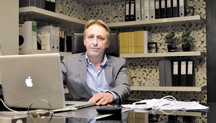 «Έφυγε» ο Β. Παπαζήσης