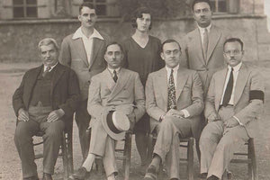 ΦΩΤΟΗΜΕΡΑΣ: Το προσωπικό της Τράπεζας της Ελλάδος στη Σητεία με μία και μοναδική γυναίκα να σπάει το ανδρικό κατεστημένο.