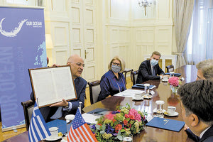 Συμβολική κίνηση από τον Δένδια. Σε αναγνώριση της στήριξης του προγόνου του John Kerry, Th. Lindall Winthrop, στην  Επανάσταση και ως ένδειξη της μακροχρόνιας  φιλίας, προσέφερε χθες στον ειδικό απεσταλμένο του  Αμερικανού προέδρου για το Κλίμα, αντίγραφο επιστολής του Ι. Καποδίστρια.