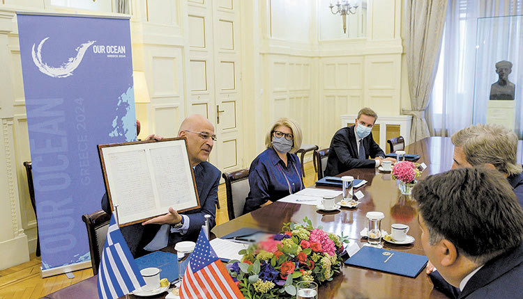 Συμβολική κίνηση από τον Δένδια. Σε αναγνώριση της στήριξης του προγόνου του John Kerry, Th. Lindall Winthrop, στην  Επανάσταση και ως ένδειξη της μακροχρόνιας  φιλίας, προσέφερε χθες στον ειδικό απεσταλμένο του  Αμερικανού προέδρου για το Κλίμα, αντίγραφο επιστολής του Ι. Καποδίστρια.