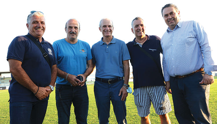 Ο νέος προπονητής του Ηροδότου κ. Σταθόπουλος με τους κ.κ. Πιτσούλη, Τζώρτζογλου  και παράγοντες της ομάδας