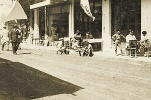 ΦΩΤΟΗΜΕΡΑΣ: 1933. Στο κέντρο του Ηρακλείου, πιθανότατα στα Λιοντάρια, έξω από του Ρεγγινάκη.