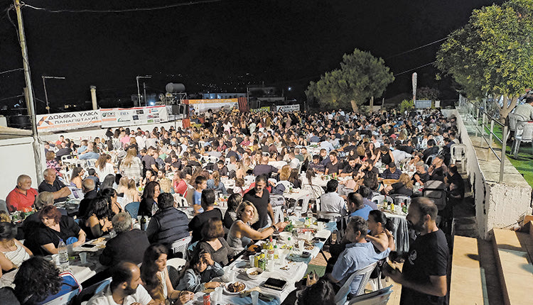 Εντυπωσιακή προσέλευση στην αυλή του πρώην Δημοτικού Σχολείου Ζωφόρων, όπου έγινε το πιο επιτυχημένο γλέντι των τελευταίων χρόνων στο όμορφο χωριό της Πεδιάδας