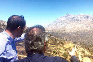 Ο βουλευτής κ. Γιάννης Κεφαλογιάννης με τον Δήμαρχο Αγίου Βασιλείου  κ. Γιάννη Ταταράκη στα καμένα