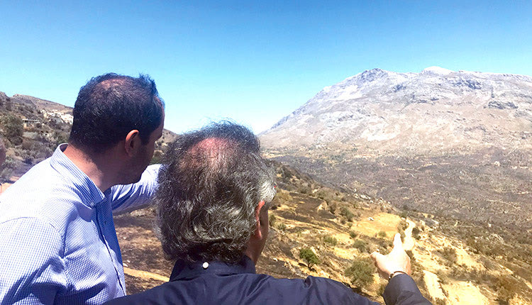Ο βουλευτής κ. Γιάννης Κεφαλογιάννης με τον Δήμαρχο Αγίου Βασιλείου  κ. Γιάννη Ταταράκη στα καμένα