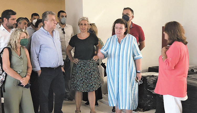 επίσκεψη της υπουργού  Πολιτισμού, Λίνας  Μενδώνη στο μουσείο Αγίου Νικολάου
