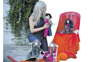 Η Ελένη Μπετεινάκη με τις κούκλες, την αφήγησή της στα παραμύθια των Μαλλών