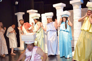 η ξεκαρδιστική κωμωδία «ΟΙ ΚΑΡΥΑΤΙΔΑΙ» σε σκηνοθεσία Πέτρου Α. Καφαντόγια