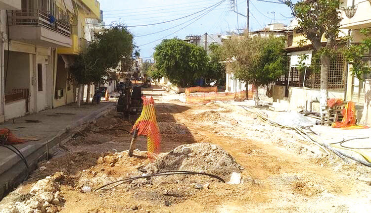 τα έργα ανάπλασης που εξελίσσονται μετ΄εμποδίων στην οδό Κομνηνών