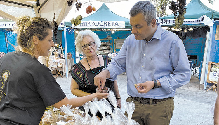 Στην 21η Έκθεση Κρητικών Προϊόντων Οικοτεχνίας – Χειροτεχνίας ο Χ. Μαμουλάκης