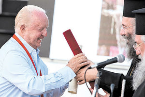 Με την ανώτατη διάκριση της Εκκλησίας της Κρήτης τιμήθηκε ο ιδρυτής της Grecotel κ. Νίκος Δασκαλαντωνάκης