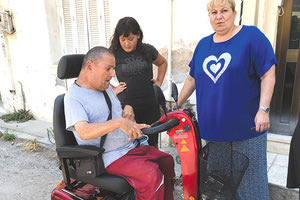 Ο Αντώνης Περάκης κατά την παραλαβή του αμαξιδίου