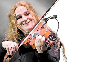 «Στους Δρόμους της Σμύρνης» με την Ευανθία Ρεμπούτσικα