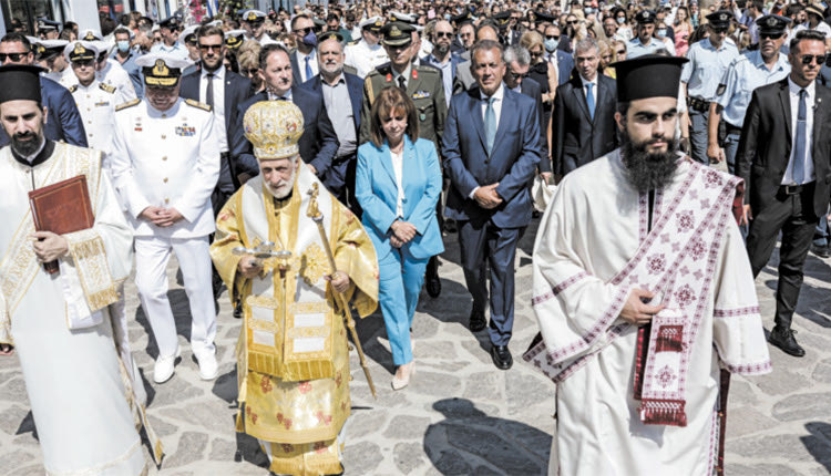 Στη δοξολογία στο Ιερό Προσκύνημα Παναγίας Εκατονταπυλιανής Πάρου η Πρόεδρος της Δημοκρατίας