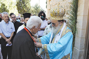 Η Ιερά Επαρχιακή Σύνοδος της Εκκλησίας Κρήτης τίμησε τον δάσκαλο - συγγραφέα κ. Ζαχαρία Καλοχριστιανάκη