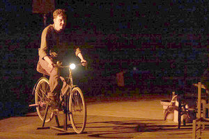 Τη θεατρική διασκευή του μυθιστορήματος «Ο Ταχυδρόμος», παρουσιάζει η Εταιρεία Θεάτρου & Παραστατικών Τεχνών BEHOLD