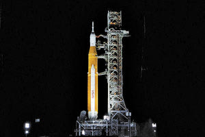 Ο SLS, ο ισχυρότερος πύραυλος που έχει κατασκευαστεί ποτέ, με ύψος 98 μέτρα, θα εκτοξεύσει την κάψουλα Orion σε μια απόστολή έξι εβδομάδων γύρω από τη Σελήνη και πίσω στη Γη.