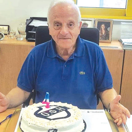 Τούρτα-έκπληξη στον Καζανάκη Τα γενέθλιά του γιόρτασε χθες ο αντιπρόεδρος του Ερασιτέχνη ΟΦΗ, Κώστας Καζανάκης