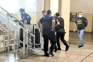 Από τους 5 που παραπέπονται σε δίκη ο ένας είχε κριθεί προσωρινά κρατούμενος