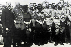 ΦΩΤΟΗΜΕΡΑΣ: ΣΤΟ ΜΙΚΡΑΣΙΑΤΙΚΟ μέτωπο - πρώτος αριστερά βλέποντας τον φακό ο ύπατος αρμοστής στη Σμύρνη (πρώην πρόεδρος του Δημοτικού Συμβουλίου Ηρακλείου) Αριστείδης Στεργιάδης.