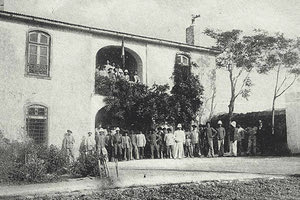 ΦΩΤΟΗΜΕΡΑΣ: Αρχές του αιώνα στους γαλλικούς Στρατώνες στη Νεάπολη Λασιθίου.