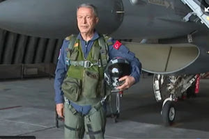 Πέταξε ό Ακάρ με διπλό F-16 πάνω από το Βόρειο Αιγαίο, σε μια προσπάθεια να δηλώσει τη δύναμη υπεροχής της Τουρκίας.