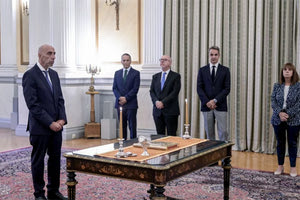 Στο Προεδρικό Μέγαρο, παρουσία της Προέδρου της Δημοκρατίας και του πρωθυπουργού, ο Γιάννης Μπρατάκος ορκίστηκε χθες υφυπουργός παρά τω Πρωθυπουργώ, αναλαμβάνοντας και επίσημα τα νέα του καθήκοντα.