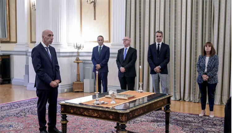 Στο Προεδρικό Μέγαρο, παρουσία της Προέδρου της Δημοκρατίας και του πρωθυπουργού, ο Γιάννης Μπρατάκος ορκίστηκε χθες υφυπουργός παρά τω Πρωθυπουργώ, αναλαμβάνοντας και επίσημα τα νέα του καθήκοντα.