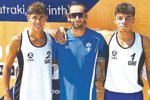 Οι Καρύκας και Βένιος με τον προπονητή του ΟΦΗ Γιώργο Μονιάκη