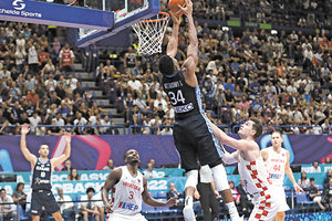 Ο Γιάννης Αντεντοκούνμπο σε μία από τις θεαματικές του προσπάθειες στην χθεσινή αναμέτρηση