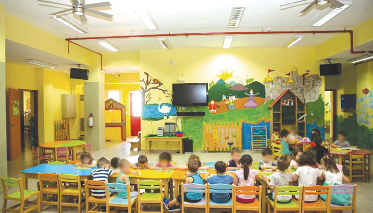 Ομαλά προχωρούν οι διαδικασίες της έναρξης για τη νέα σχολική περίοδο στους Δημοτικούς Βρεφονηπιακούς Σταθμούς του Δήμου Ηρακλείου. Οι διαδικασίες των προσλήψεων και για τις 69 θέσεις που είχαν προκηρυχθεί σε διάφορες ειδικότητες έχουν προχωρήσει κανονικά, με την υπηρεσία να έχει ολοκληρώσει τόσο τις προσλήψεις όσο και τις αναπληρώσεις που προέκυψαν για κάποιες από τις θέσεις αυτές. Σε εκκρεμότητα παραμένει η εξέταση των 35 συνολικά ενστάσεων για τις θέσεις στους Δημοτικούς Παιδικούς Σταθμούς που ελέγχονται από τον ΑΣΕΠ. Με βάση την ενημέρωση που έχει η Δημοτική Επιχείρηση, η εξέταση των ενστάσεων θα εκκινήσει μέσα στον Σεπτέμβριο και θα ολοκληρωθεί σε ένα εύλογο χρονικό διάστημα το οποίο δεν έχει προσδιοριστεί. Εφόσον κάποιες από τις ενστάσεις γίνουν δεκτές και προκύψουν τροποποιήσεις στον πίνακα των προσλήψεων, τότε όπως προβλέπεται από τη διαδικασία, θα υλοποιηθούν οι σχετικές αντικαταστάσεις του προσωπικού. Σύμφωνα με την Δημοτική Επιχείρηση ωστόσο, οι περιπτώσεις τροποποιήσεων των πινάκων συνήθως είναι σπάνιες, έστω μηδενικές, αφού η αρχική διαδικασία περιλαμβάνει ενδελεχή εξέταση των δικαιολογητικών και των αιτήσεων. Στην περίπτωση πάντως που κάτι τέτοιο προκύψει, θα ακολουθηθούν οι νόμιμες διαδικασίες που εκτιμάται ότι δεν θα διαταράξουν τη λειτουργία των βρεφονηπιακών σταθμών.