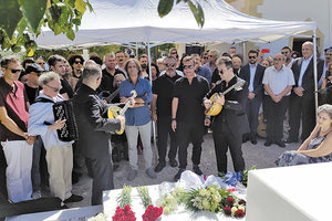 Ο Δημήτρης Μπάσης συγκλόνισε με τη μοναδική ερμηνεία τραγουδιών του Μίκη συνοδεία μελών της ορχήστρας “Μίκης Θεοδωράκης”